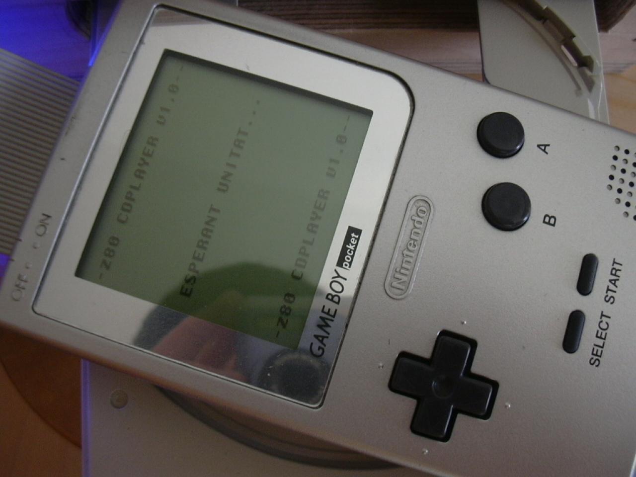[19/05/2010] Wer hatte früher nicht einen Freund, der beim Spielen mit dem Game Boy das gesamte Gerät geneigt hat. Die Gaming Polizei warnt: Move-Steuerung in den 90er Jahre ist seiner Zeit weit voraus! VER-BO-TEN!