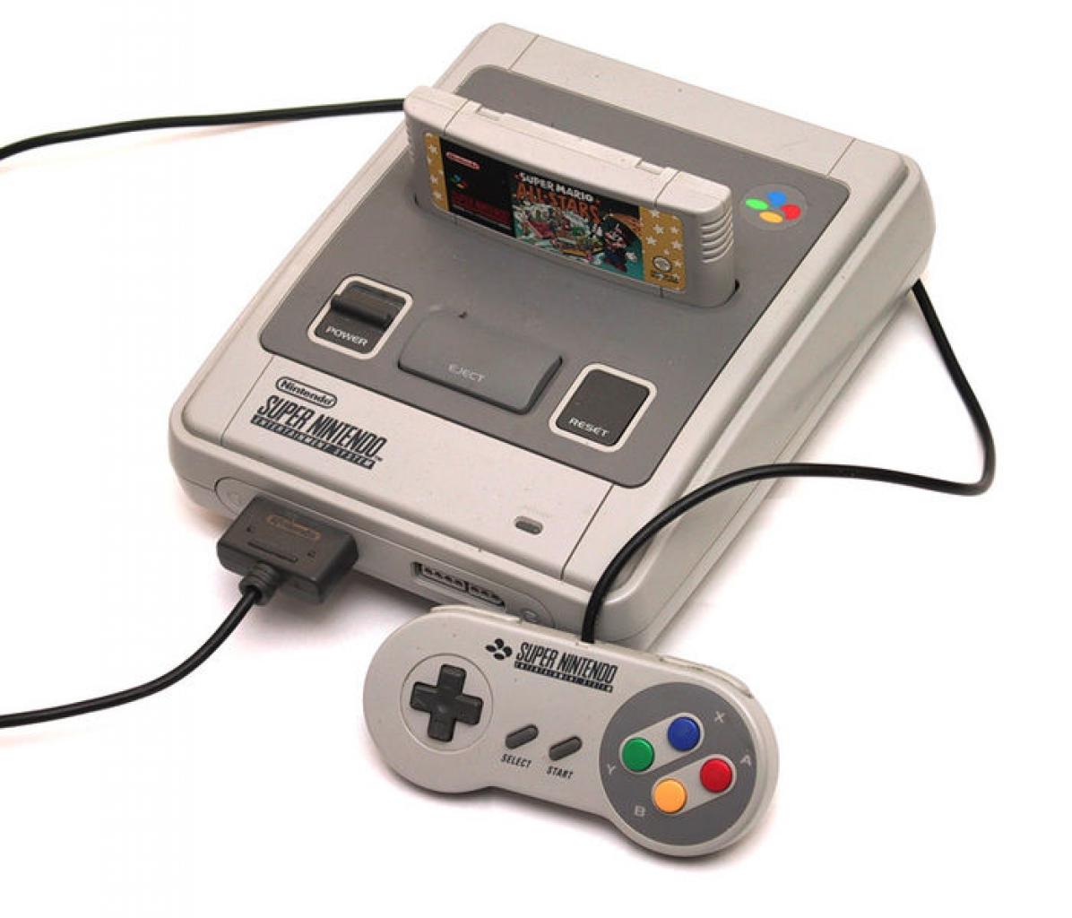 [28/05/2010] Der SNES führte 1992 nicht nur die Schultertasten ein, die wir heute an keiner Konsole mehr missen möchten. Das Gamepad in Hundeknochenform erreichte auch noch einen geradezu ikonischen Status. Heute steht er für die guten alten Zeiten in der Gaming-Geschichte.
