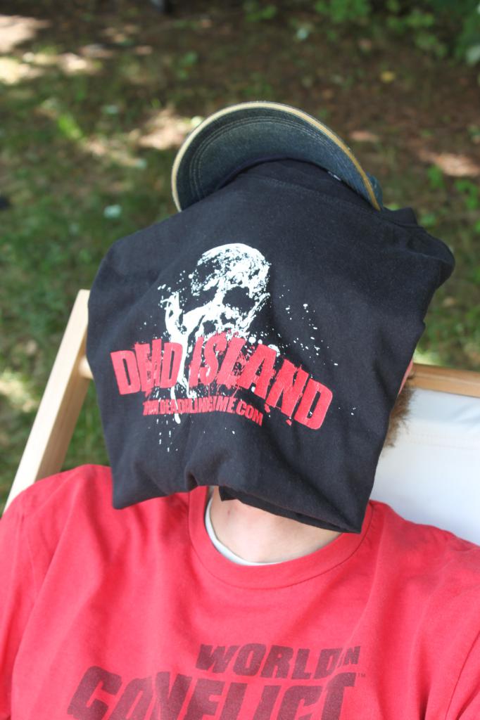 [19/07/2010] Ali nutzt das Dead Island-Shirt leicht zweckentfremdet.