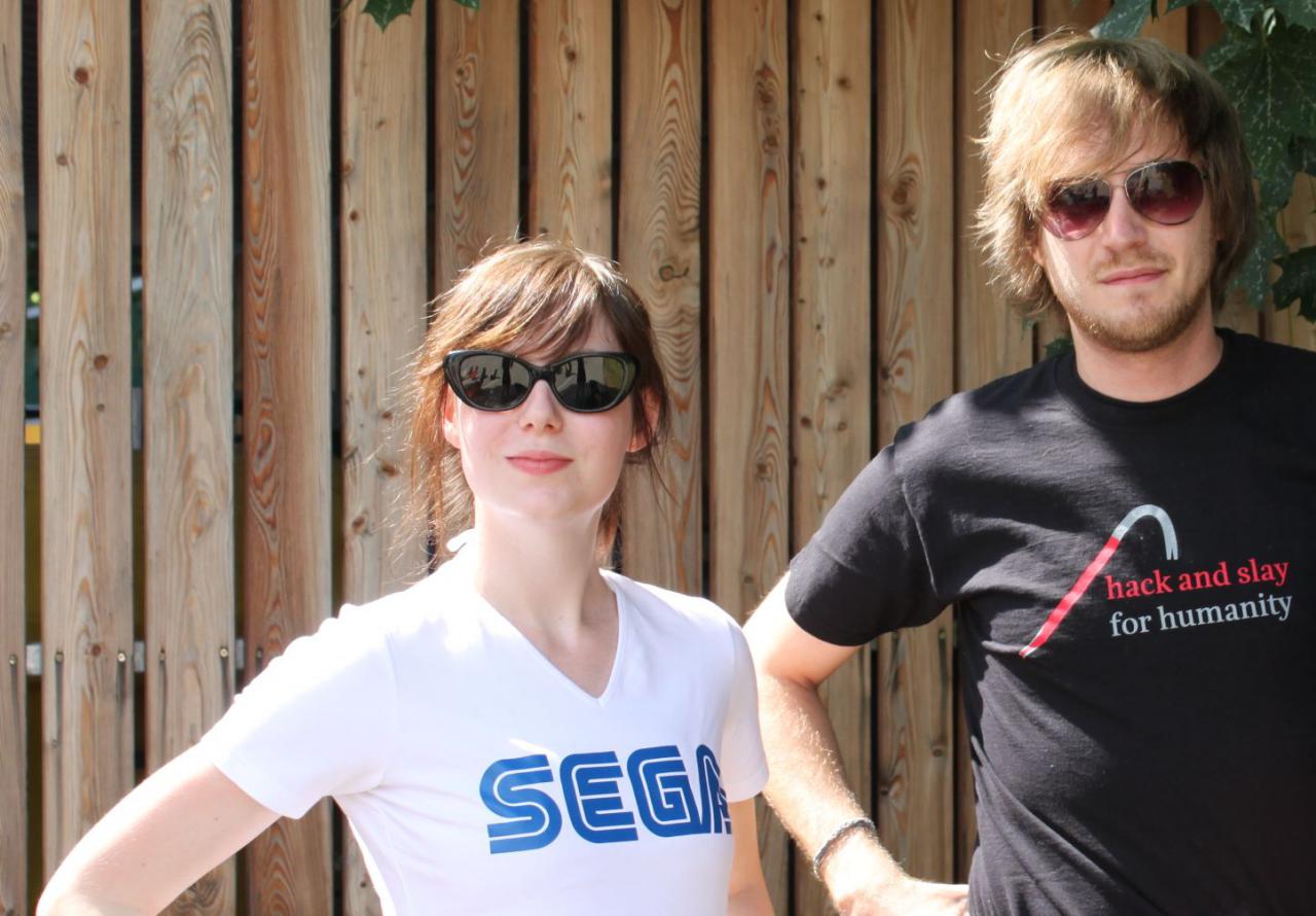 [19/07/2010] Katha im Sega-Shirt und Dominic mit Hack & Slay-Spruch.