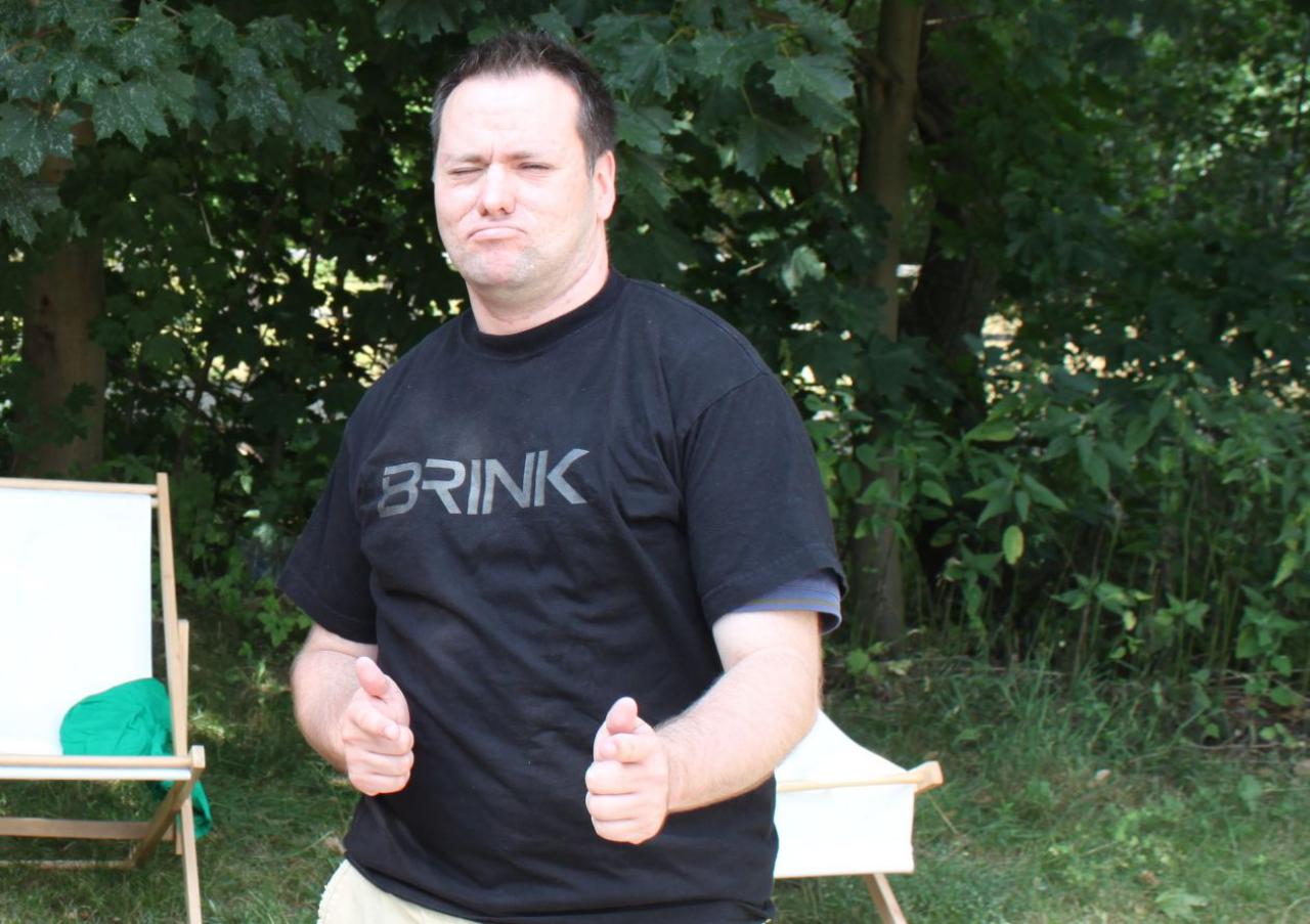 [19/07/2010] Thomas zeigt mit seinem Brink-Shirt, dass er auf Shooter steht.