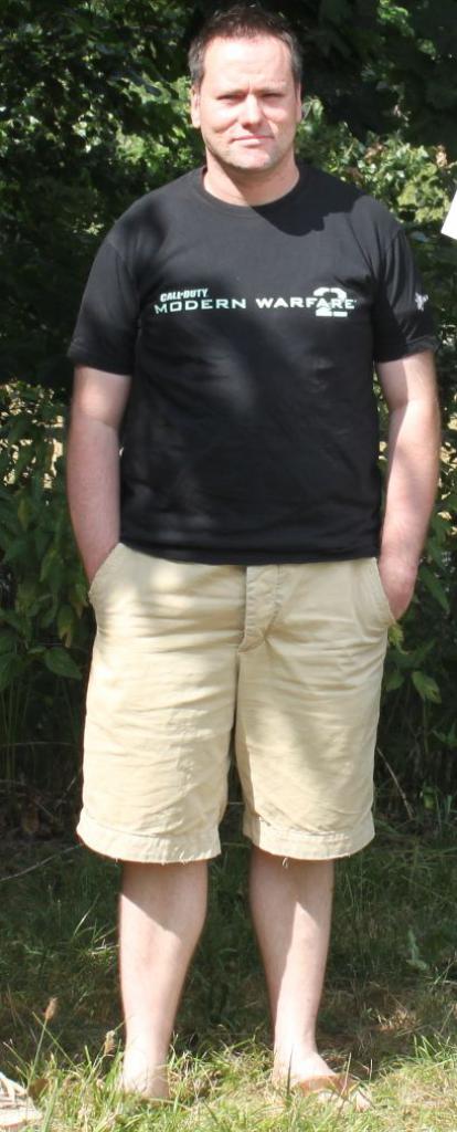 [19/07/2010] Thomas präsentiert stolz sein Modern Warfare 2-Shirt.
