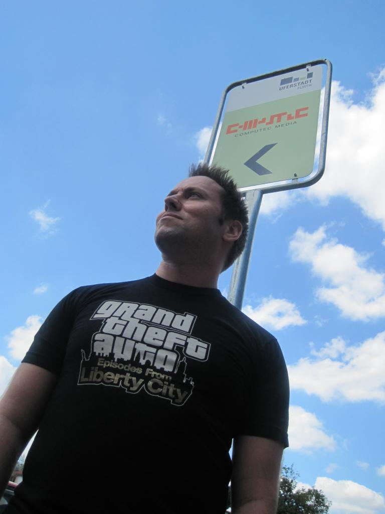 [19/07/2010] Im Hintergrund seht ihr das Computec-Parkplatz-Schild.