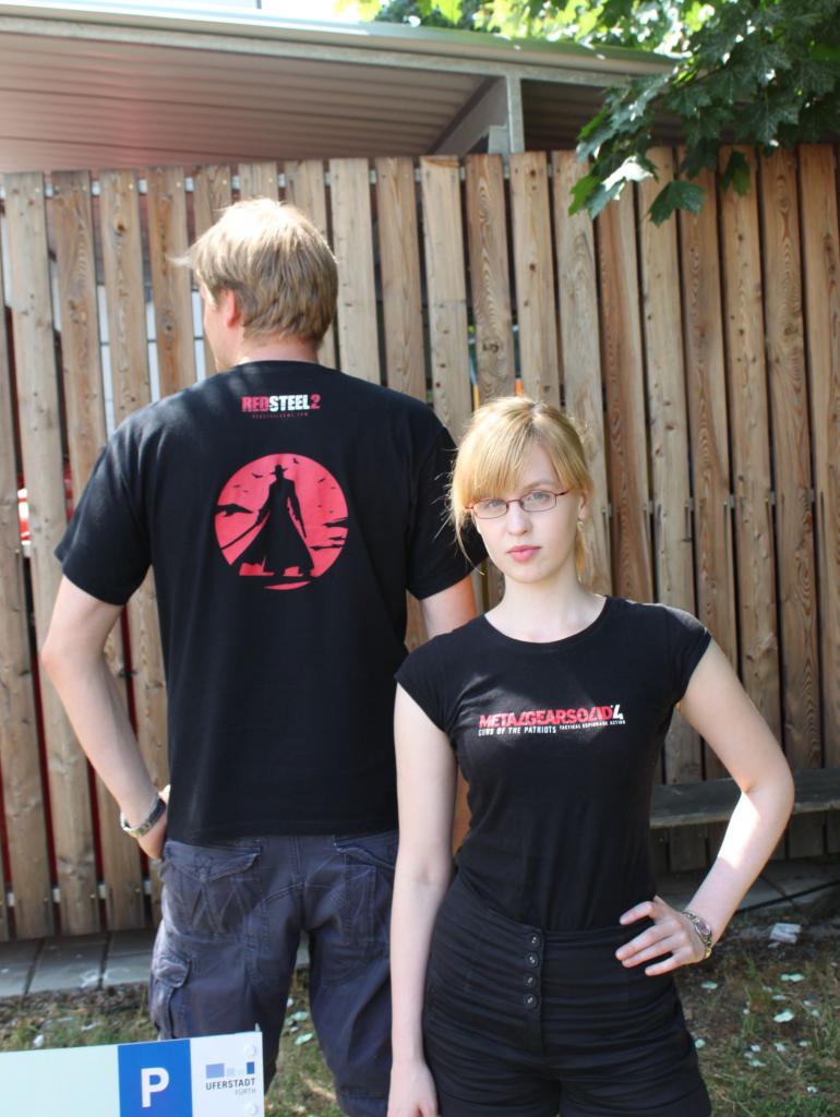 [19/07/2010] Die Logos von Red Steel 2 und Metal Gear Solid 4 harmonieren ausgezeichnet, finden Matti und Luise.