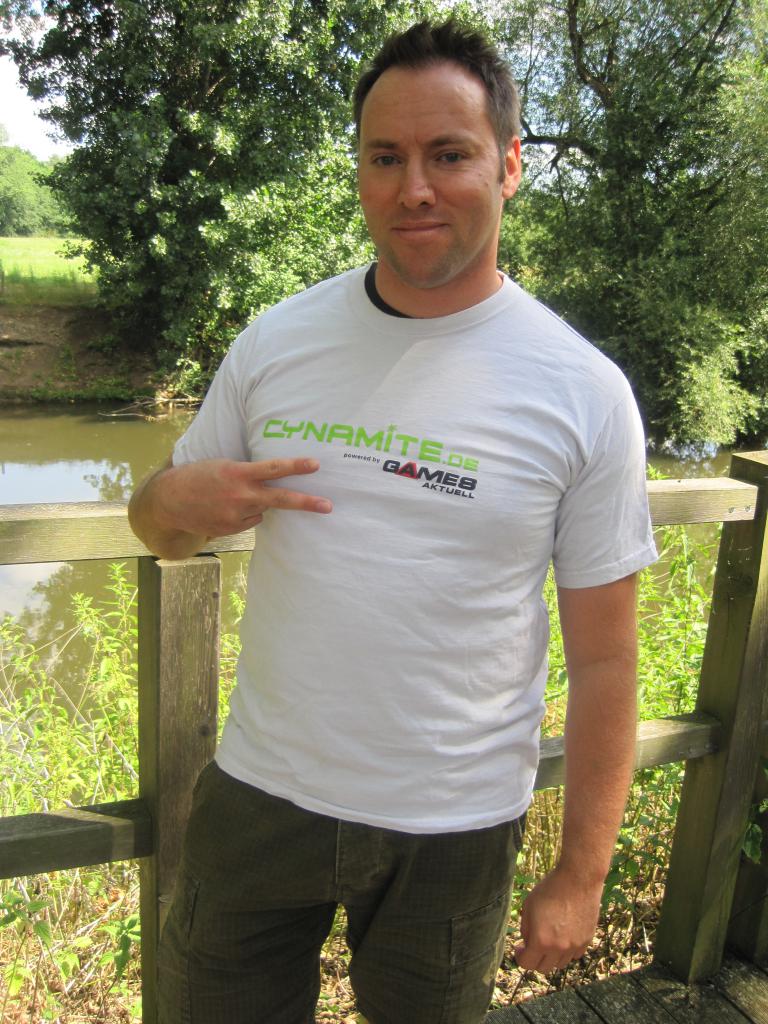 [19/07/2010] Andy hält es klassisch und bringt sein Cynamite-Shirt mit.