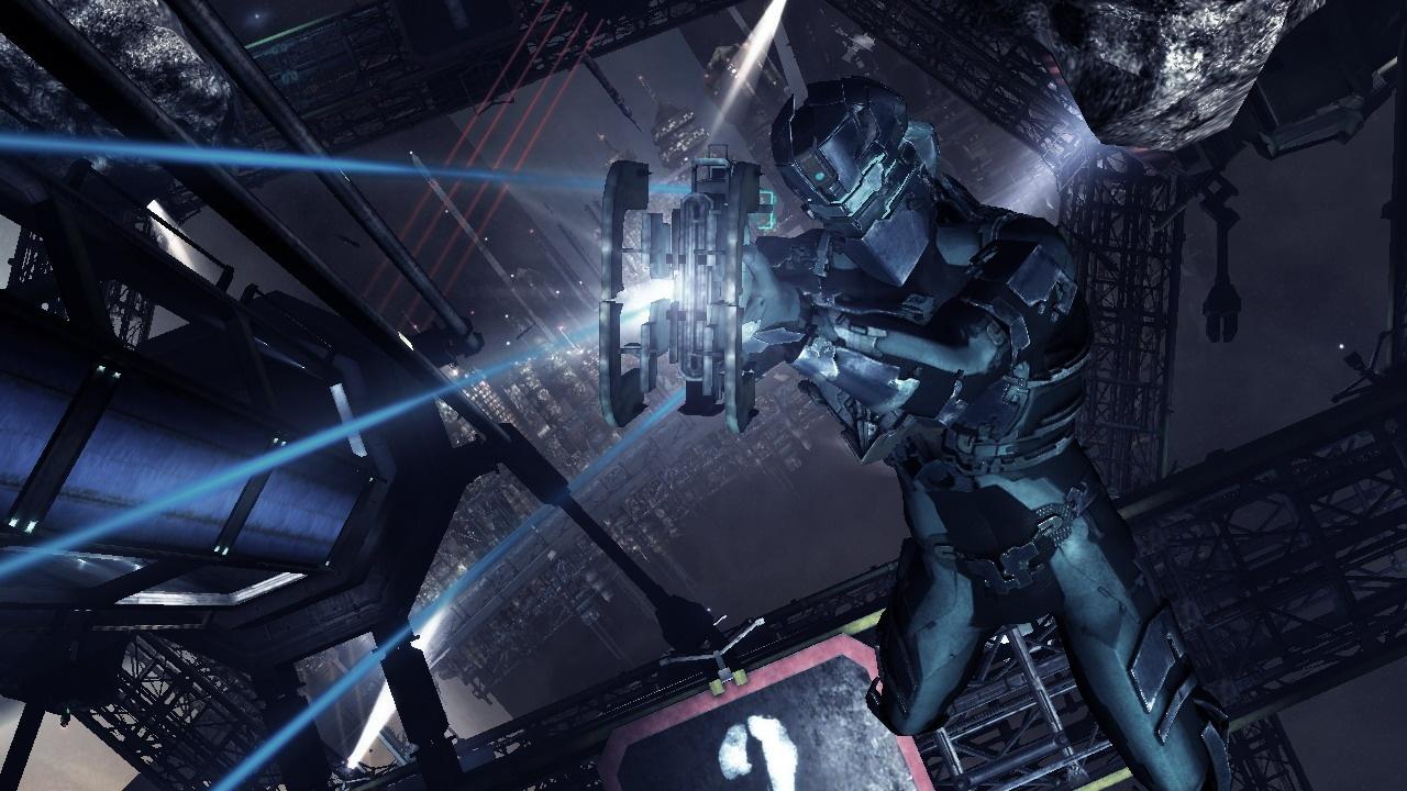 [25/07/2010] Plasma Cutter, Dead Space 2[br]Wie filetiert man gräßlich entstellte Kreaturen? Kennern von Dead Space müsste jetzt die Antwort auf der Zunge liegen. Allen anderen helfen wir nun auf die Sprünge. Mit dem Plasma Cutter, der ersten richtigen Waffe des Schiffingenieurs Isaac, trennt man die Gliedmaßen der Necromorph ab. Das ist bitter nötig, denn die Monster sind gegen direkte Attacken auf den Körper resistent. 