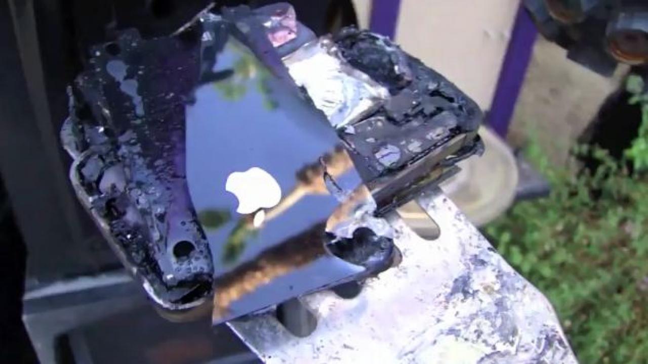 [12/07/2010] Ein iPhone 4 nach der Behandlung mit der Mikrowelle. Da verblassen die Antennenprobleme doch völlig.