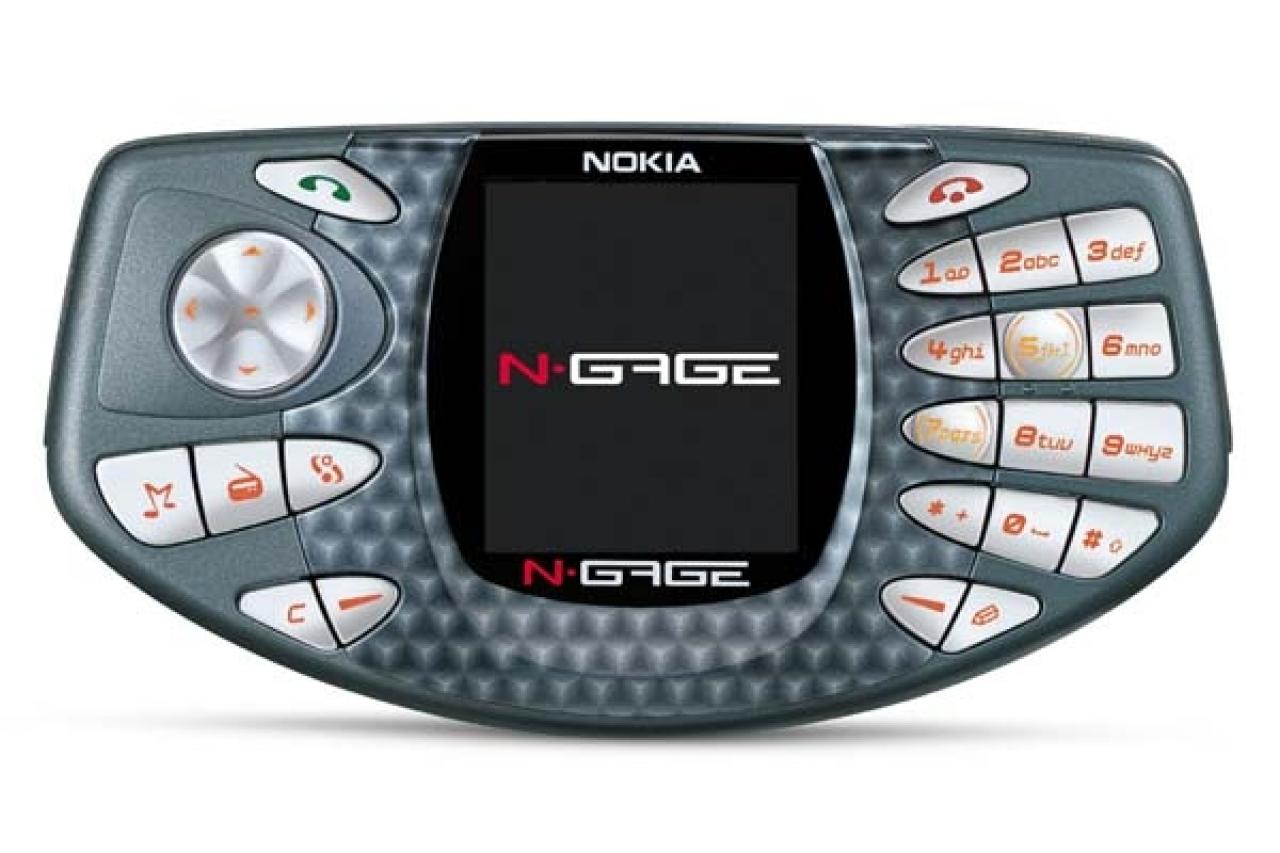 [22/07/2010] Seitlich telefonieren. Bei keinem der genannten Technik-Flops fällt die Erklärung des Scheiterns so leicht, wie beim Nokia N-Gage. Das sah einfach absolut hirnrissig aus. Außerdem waren die Spiele zu umständlich zu wechseln und die Steuerung war unhandlich.