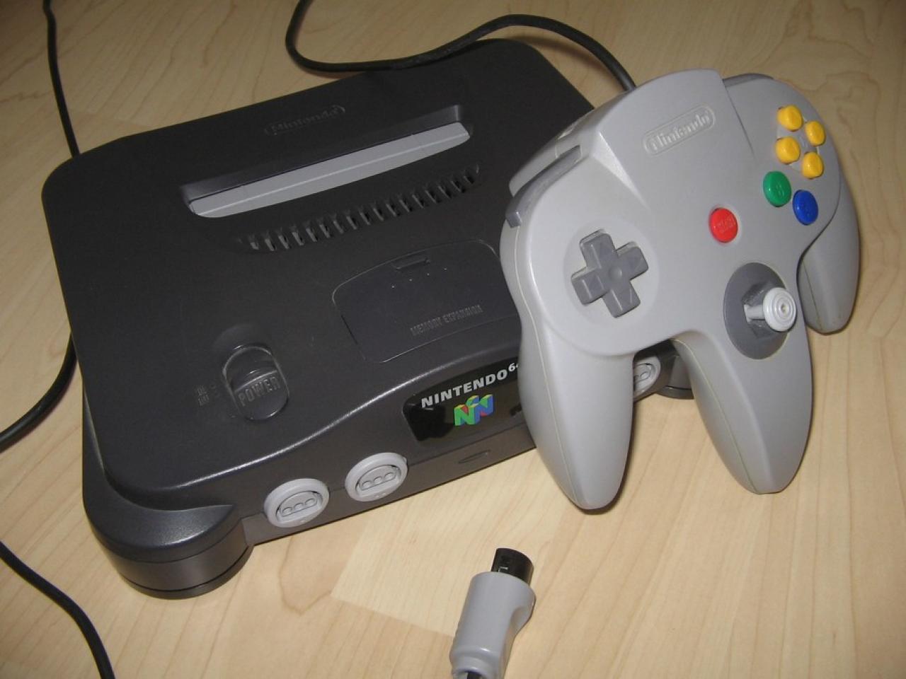 [11/08/2010] Wie haben wir uns doch wie Schnitzel über den N64 gefreut. Dessen Gamepad führte zum ersten Mal einen Analogstick ein, ohne die wir heute gar nicht mehr auskommen würden. Weiteres Highlight dieser Zeit: die 64-bit-Technologie, welche die Playstation und den Sega Saturn damals ausstach.