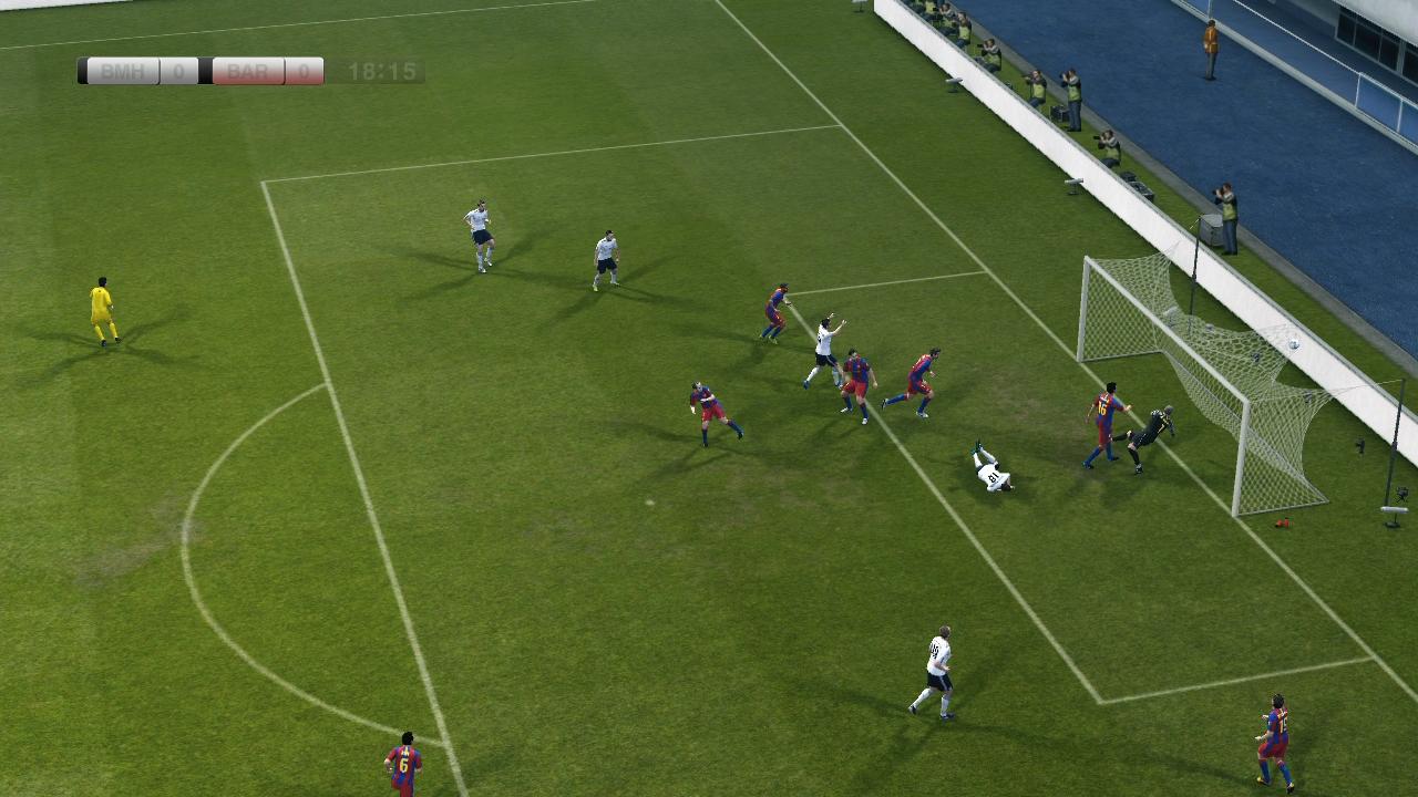 Ein Fußballspiel aus der Seitenansicht