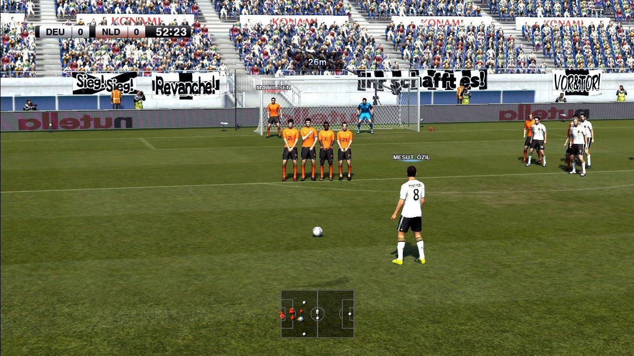 [28/09/2010] Freistöße: Die früher angepriesenen Varianten wie Flachschüsse und quergelegte Schüsse wurden in PES 11 entschärft und funktionierenseltener. Erfolgversprechender gibt sich da der klassische Torschuss (mit der Taste 