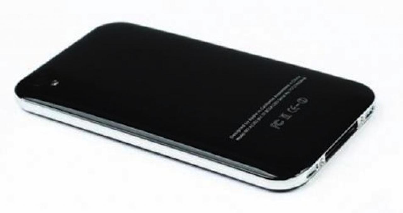 [04/01/2011] Die gezeigten Bilder des iPhone 5 von m8cool.com sollen Gerüchten zufolge von einem Klon des iPhone 5 stammen. 