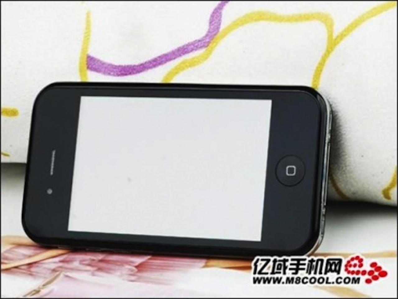 [04/01/2011] Die gezeigten Bilder des iPhone 5 von m8cool.com sollen Gerüchten zufolge von einem Klon des iPhone 5 stammen. (1)