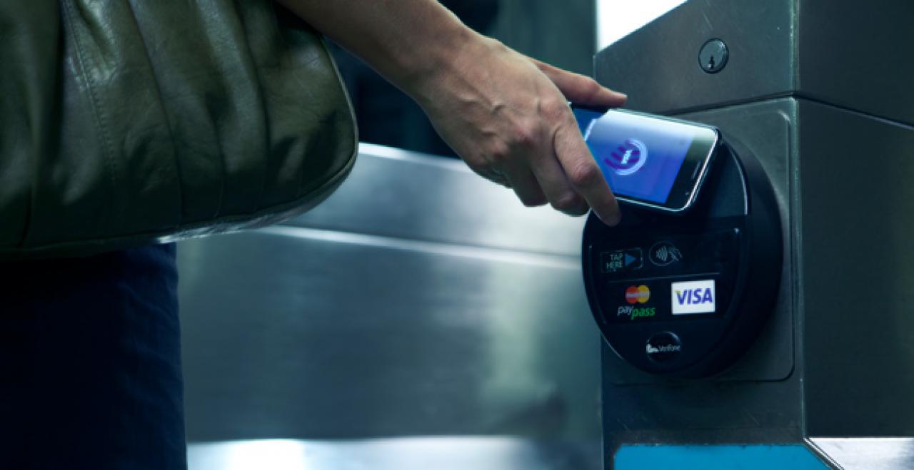 [16/02/2011] NFC-Unterstützung: Mit der NFC-Technik wird das Handy zur Geldbörse, Einkäufe lassen sich mit einem Smartphone berührunglos bezahlen. Doch auch diese Technik ist noch nicht weit verbreitet, deswegen wird Apple wohl noch darauf verzichten und erst im iPhone 6 darauf zurückgreifen. 30 Prozent.