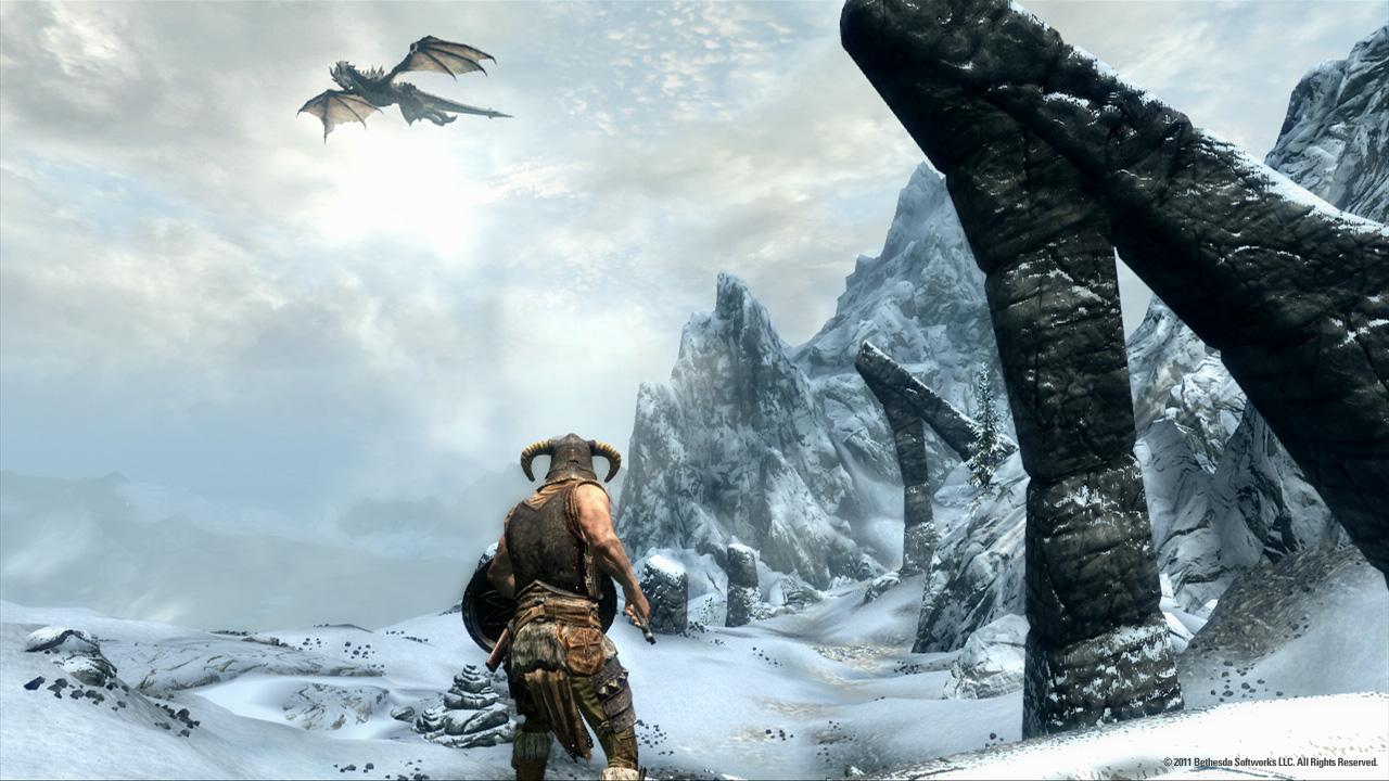 [11/02/2011] Während auch in diesem Skyrim-Bild die Texturen der Ruinen im Hintergrund nicht gerade Top-Niveau haben, kann der Detailreichtum der Spielfigur überzeugen. Denn hier ...