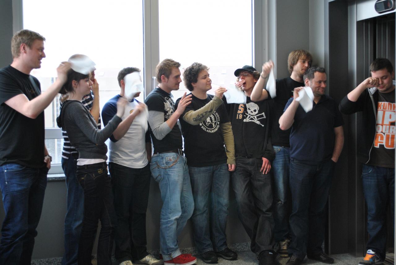 [31/03/2011] Die Gamesaktuell-Redaktion verabschiedet sich von Praktikant Max. Bei so vielen Taschentüchern sind die Tränen auch ganz schnell wieder weg.