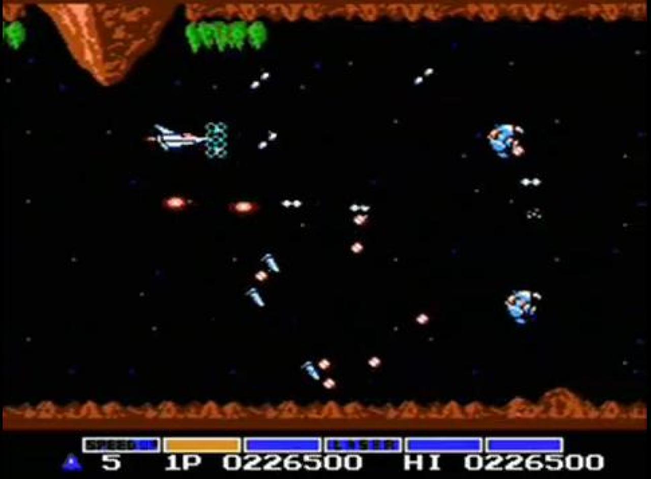 [30/03/2011] Gradius. Der Konami Code hat heute einen ikonischen Status. Doch dieser würde eigentlich gar nicht exisitieren, wenn ein Programmier den Code nicht aus Versehen im Spiel Gradius gelassen hätte. Er schaffte es einfach nicht, das Spiel erfolgreich zu zocken, obwohl er selbst an der Entwicklung beteiligt war. Also entschied er sich dazu, einen Code einzubauen, der ihm zum erfolgreichen Spiel verhalf. Doch er vergaß, diesen bei Release wieder rauszunehmen. Et voila: Der Konami Code (hoch, hoch, runter, runter, links, rechts, links, rechts, B, A) erblickte das Licht der Welt!
