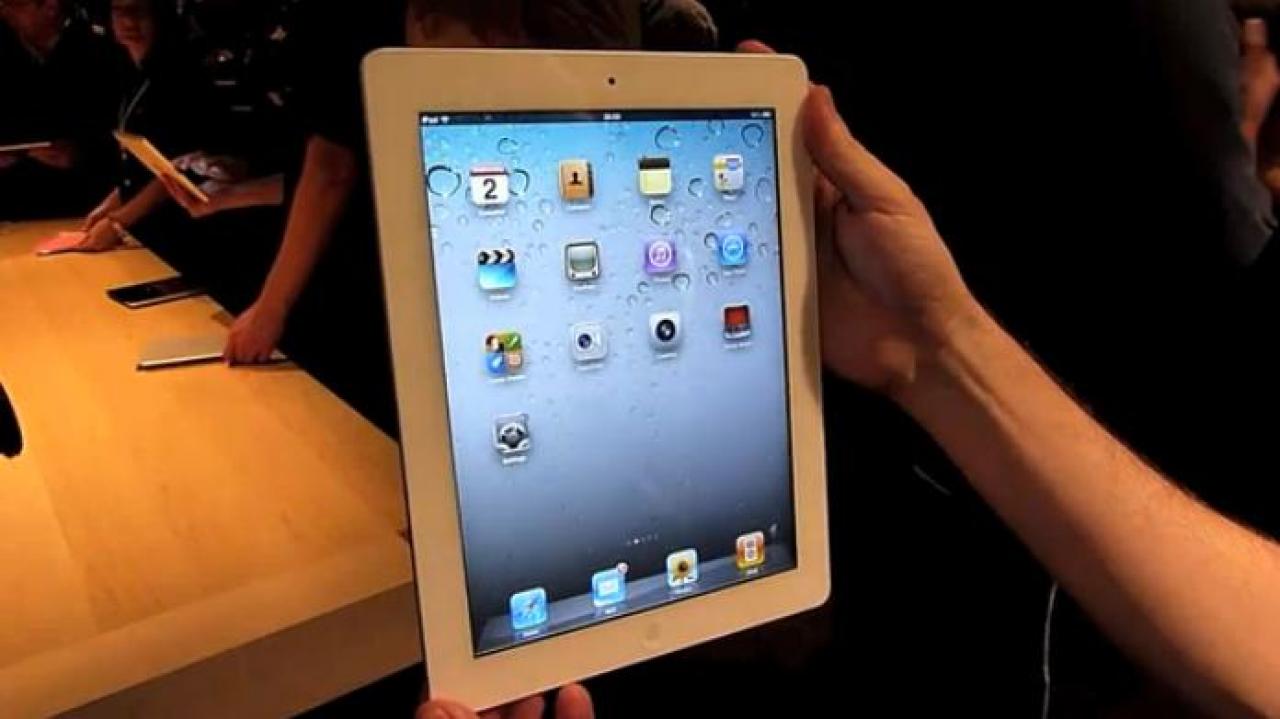 [11/03/2011] iPad 2 - Mit Apples iPad 2 dürfen Männer Fußball dank der Sky Go-App schauen, Spiele spielen oder auch Filme, Musik und Bücher aus dem App-Store genießen. Frauen dürfen sich das gute Stück auch gern mal ausleihen.
