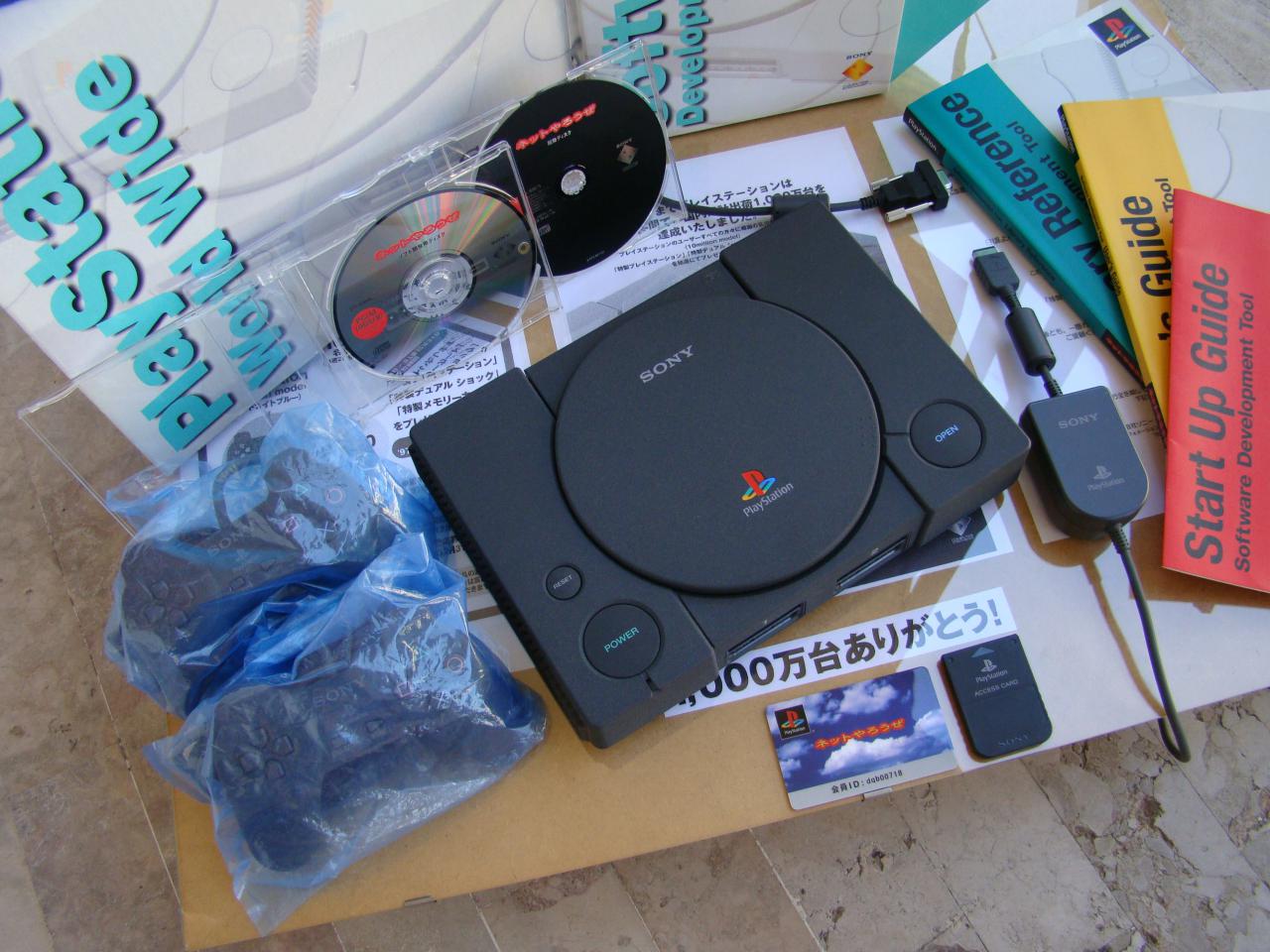 [15/04/2011] 2010 kämpfte Sony vehement (Stichwort: GeoHot) gegen eine Öffnung seines Systems für selbstgeschriebene Software, sogenannte Homebrew. 1997 war das noch anders: Für Hobby-Entwickler hat Sony damals eine eigene Version der Konsole verkauft, die sogar ohne Region Lock geliefert wurde.