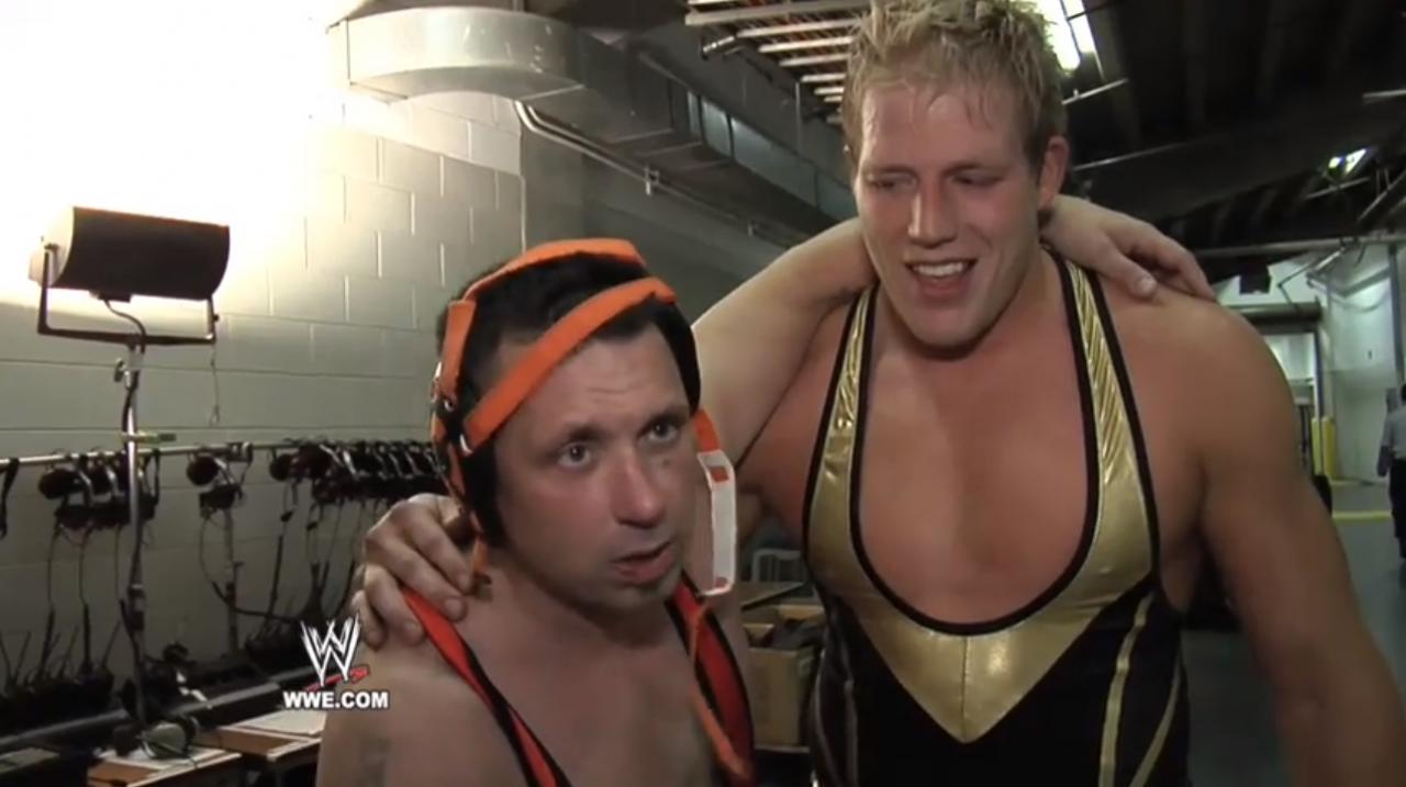 [05/04/2011] Wrestlemania 27: Michael Cole mit seinem Wachhund Jack Swagger.