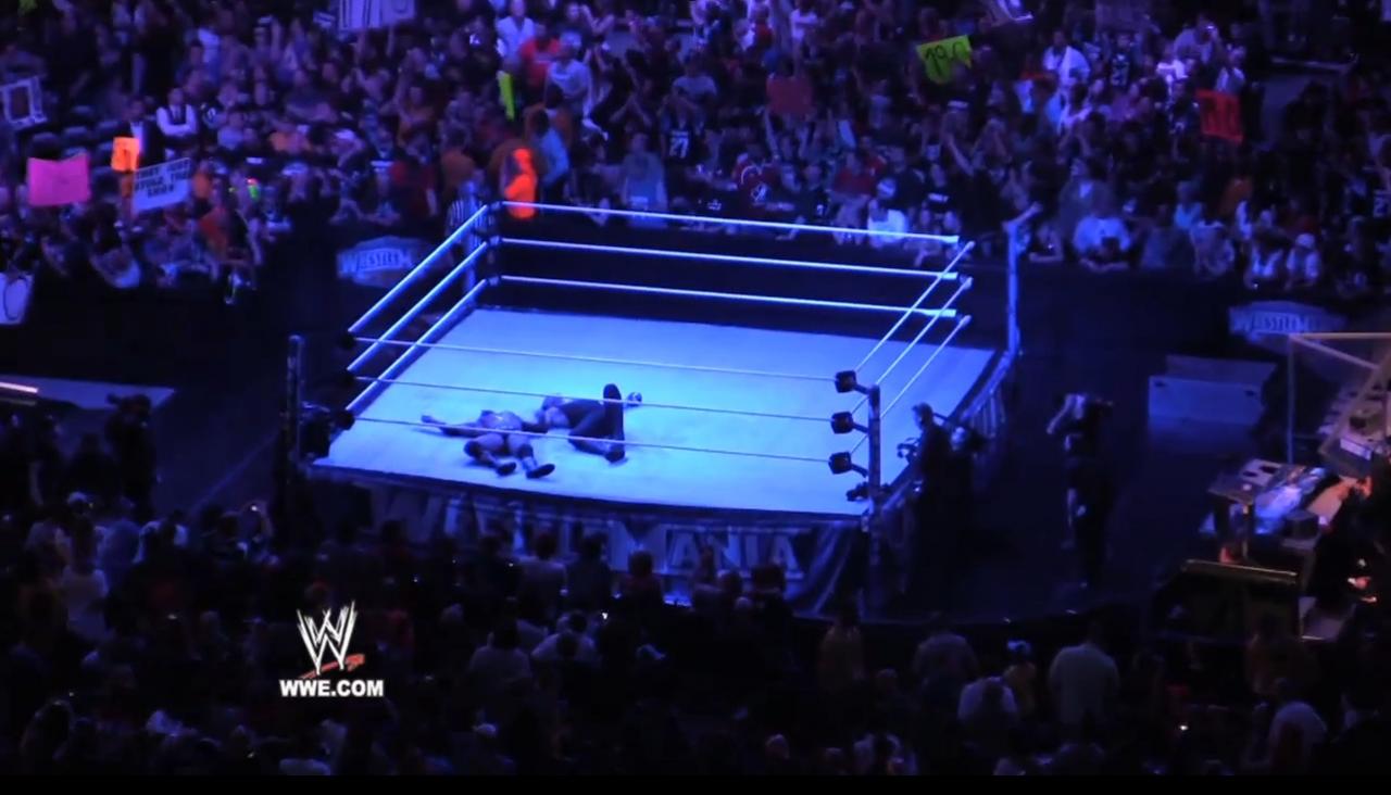[05/04/2011] Wrestlemania 27: Undertaker und Triple H liegen nach ihrem sensationellen Kampf völlig fertig im Ring.