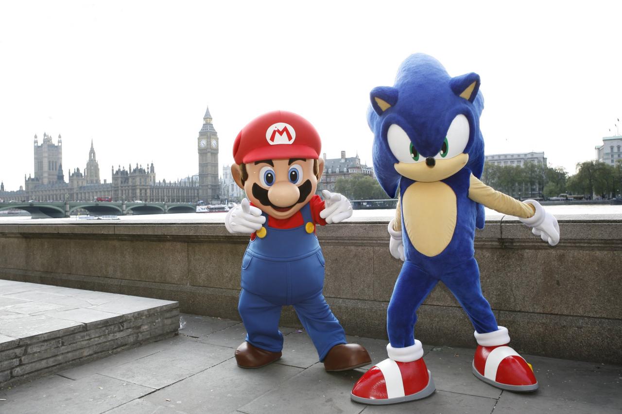 [26/04/2011] Sowohl Mario als auch Sonic waren lange Zeit die Vorzeige-Maskottchen von Nintendo und seinem Konkurrenten Sega. Obwohl sich die Situation mittlerweile soweit entspannt hat, dass Mario und Sonic sogar in gemeinsamen Spielen auftreten, war die Entscheidung zwischen Klempner und Igel früher ein regelrechtes Reizthema.