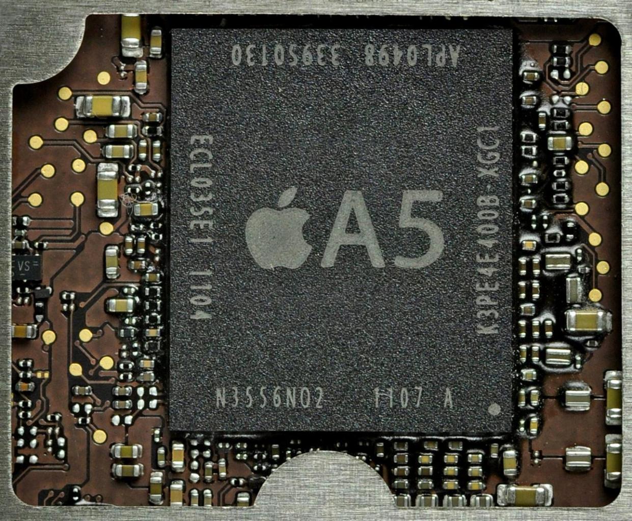 [03/05/2011] A5-Prozessor: Ebenfalls ziemlich sicher ist, dass Apple im iPhone 5 den eigens hergestellten A5-Chip verbauen wird, der bereits im iPad 2 zum Einsatz kommt. Damit wäre das iPhone 5 noch einen Tick schneller als der Vorgänger, Apps für dieses Gerät könnten aus Performance-Gründen nicht mehr auf iPhone 3/3GS laufen. 90 Prozent.