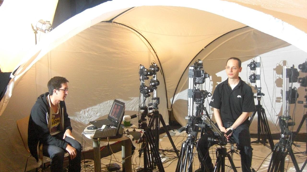 [13/05/2011] Umrahmt von modernen 3D-Kameras nimmt der Akteur im 3D-Head-Scanning-Zelt Platz