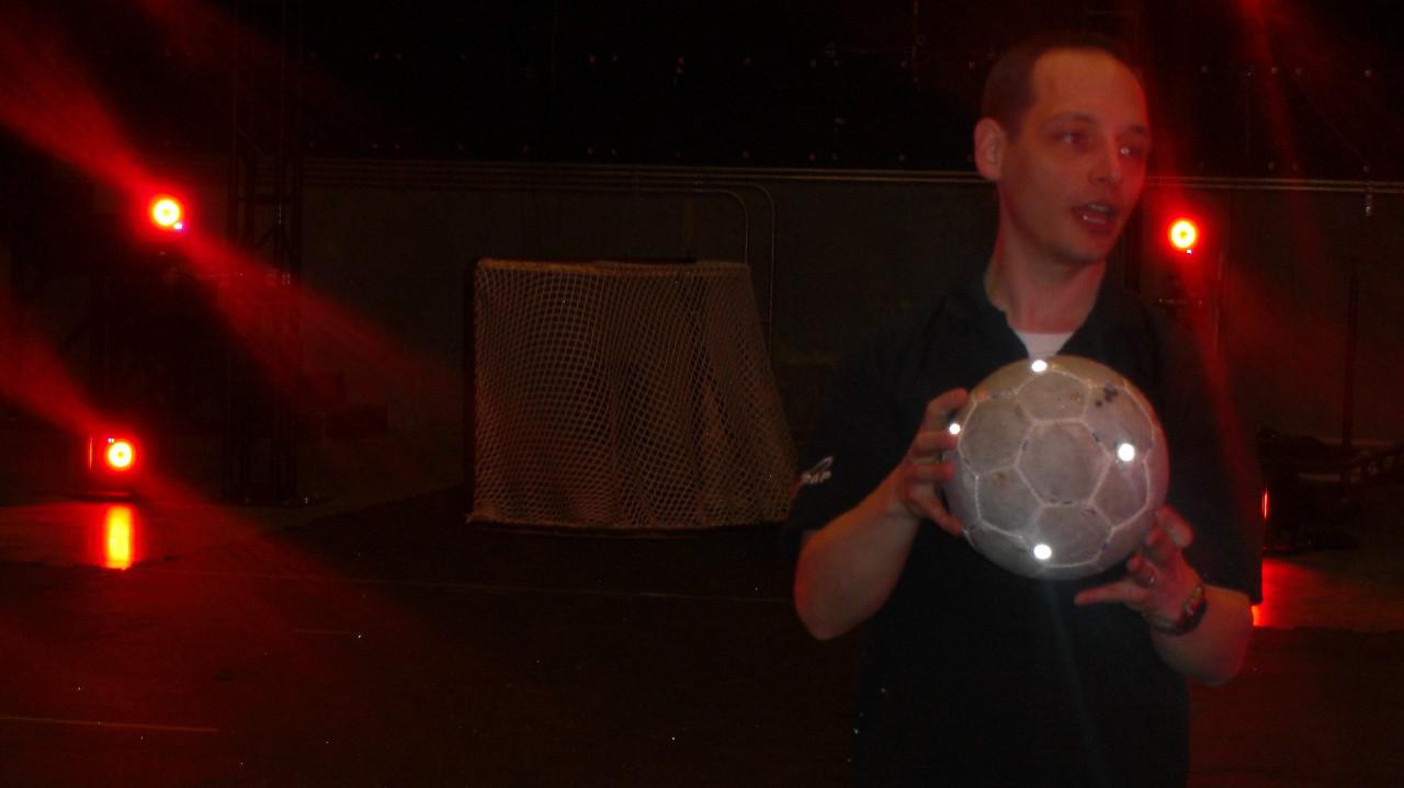 [13/05/2011] Natürlich wird auch der Ball im Motion-Capture-Studio aufgenommen. 
