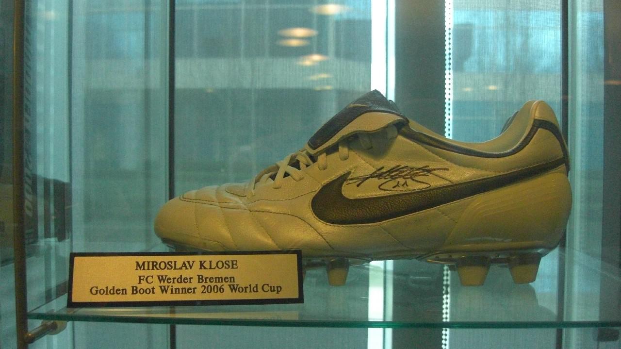 [13/05/2011] Auch Miro Klose hat sich bei EA Sports verewigt. 