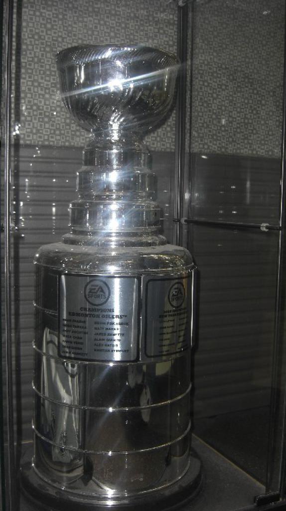 [13/05/2011] Sogar eine Nachbildung des Stanley Cups findet man bei den NHL-Jungs.