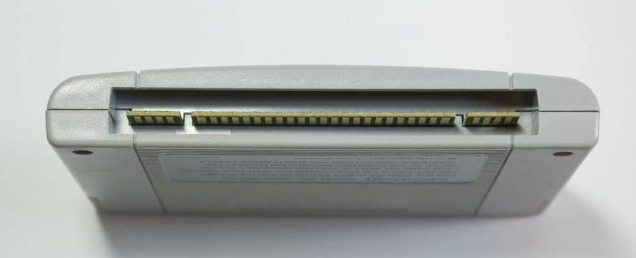 [31/05/2011] In eine Cartridge blasen: Firmwares runterladen und Patches installieren sind Ausgeburten der Neuzeit. Früher konnten wir unsere Technik-Probleme mit einem einfachen Mittel beheben: In die Cartridge blasen. Als ob uns ein einfaches Staubkorn vom Zocken abhalten hätte können! Schade nur, dass es heute nicht auch so einfach geht.