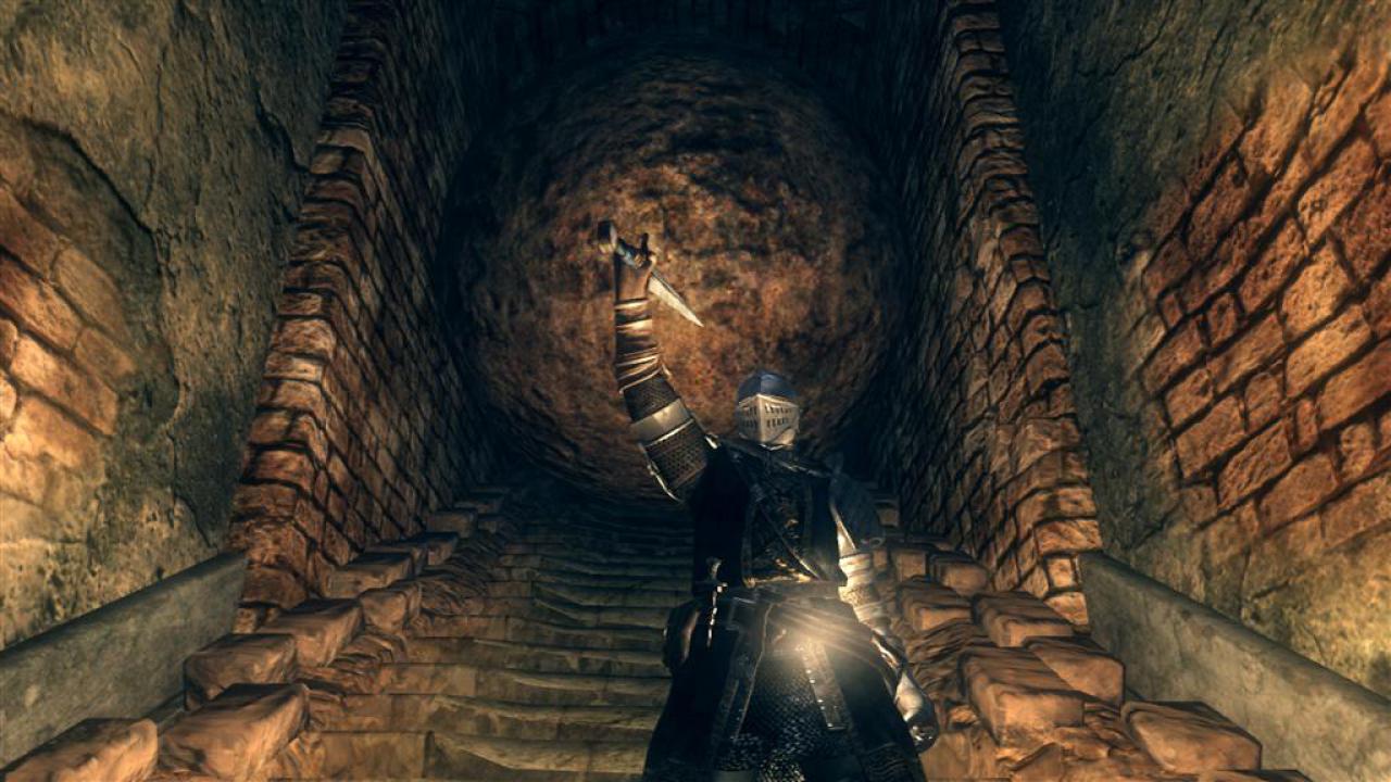 [19/05/2011] Scheitern war noch nie so bittersüß wie in Dark Souls. Wer beim Zocken des Rollenspiels gerne mal die Faust in den Putz der Wand gedonnert hätte, wird schon bald seine Lektion lernen und eine gewisse Frustresistenz entwickeln. Oder mit mehrfachen Knochenbrüchen ins Krankenhaus eingeliefert werden.