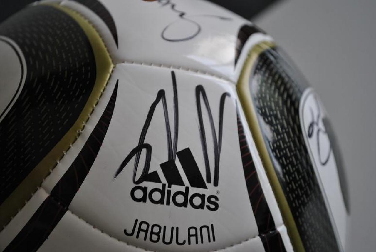 [11/05/2011] Der gesamte deutsche Nationalmannschafts-Kader hat auf dem Fußball unterschrieben.