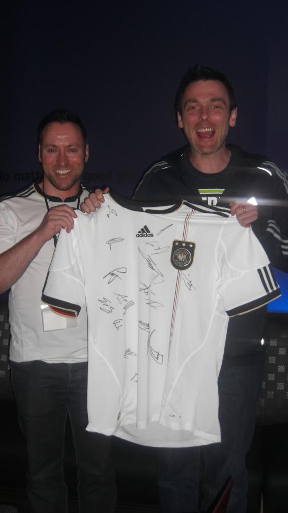 [11/05/2011] Gewinnt ein DFB-Jersey mit Autogrammen aller deutscher Nationalspieler wie Mesut Özil, Manuel Neuer, Bastian Schweinsteiger oder Mario Götze - rechts im Bild: FIFA-Producer David Rutter. 