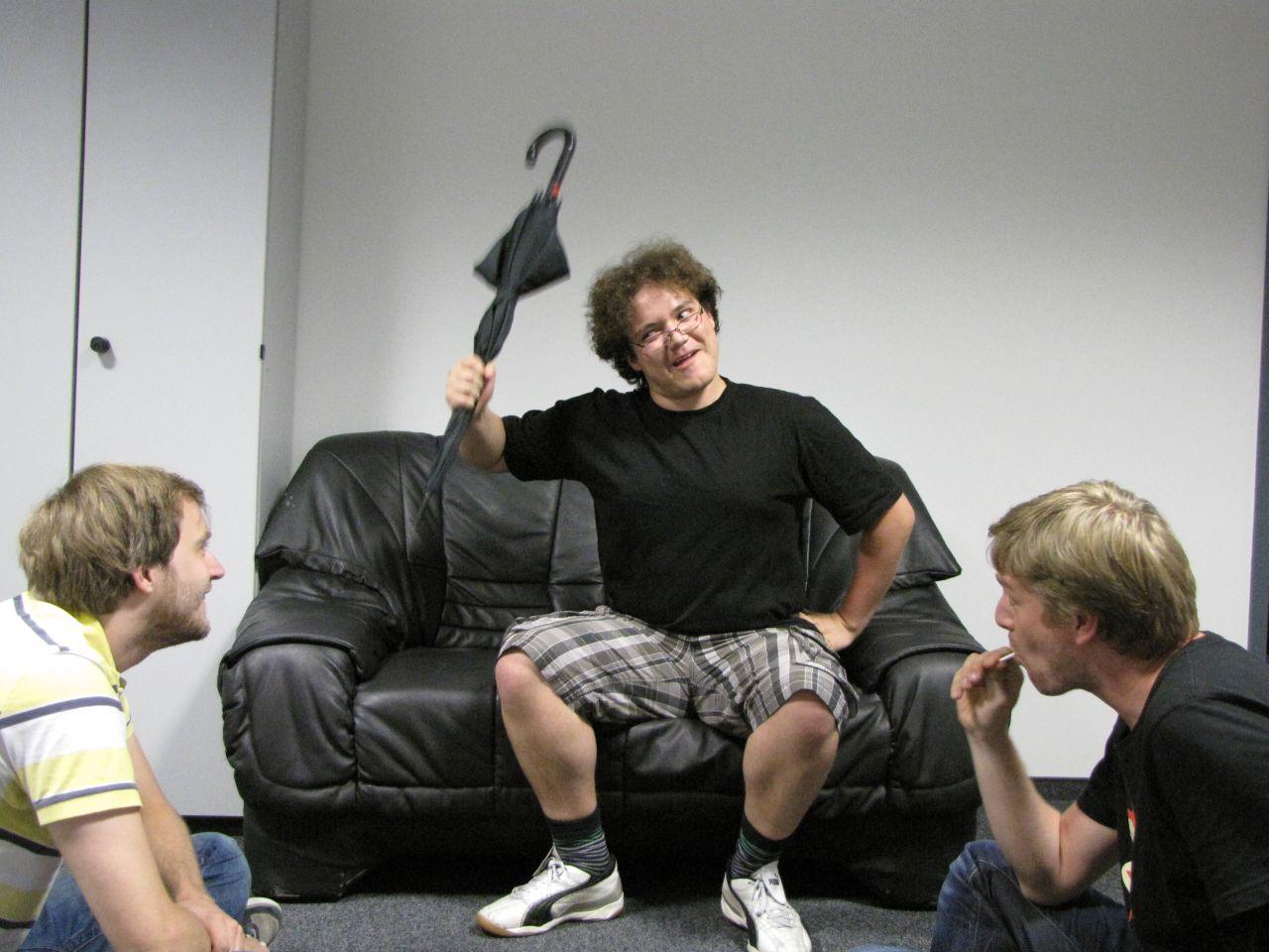 [01/06/2011] Cynamite Podcast 166: Der alte weise Mann Matze erklärt seinen zwei (anscheinend geistig) jüngeren Kollegen Dom und Matti seine Weltanschauung. Das Foto macht für euch keinen Sinn? Dann hört euch den Podcast an!