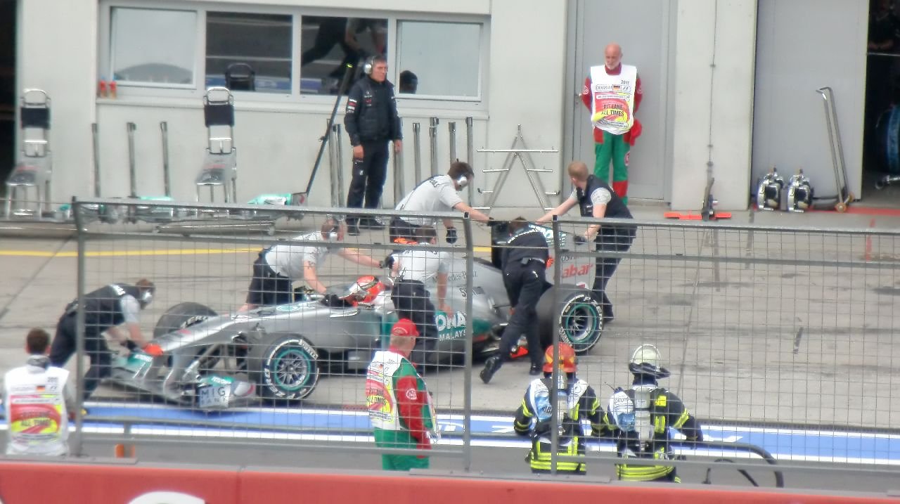 [25/07/2011] Schumi wird im Qualifying zurück in die Garage geschoben.