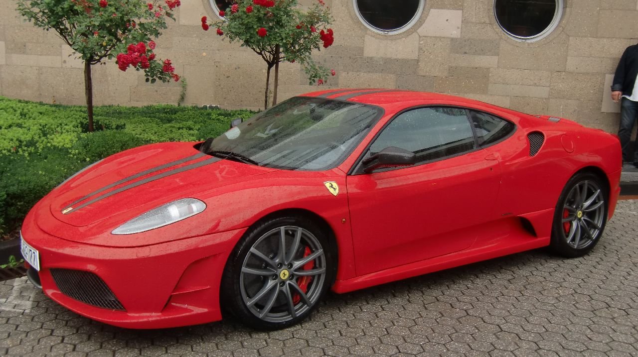 [25/07/2011] Das Röhren dieses Ferraris hat einige Hotelgäste aus dem Schlaf gerissen. 