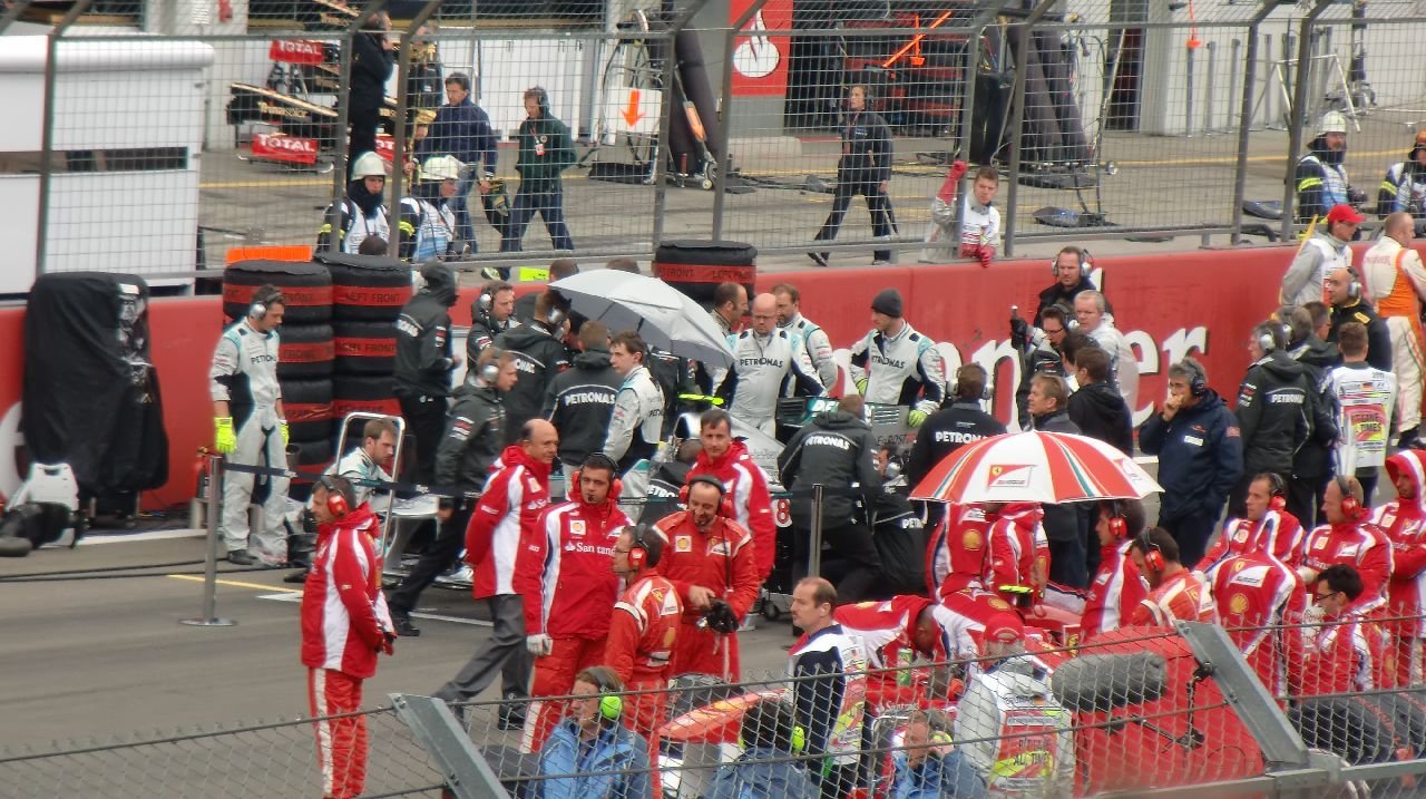 [25/07/2011] Vor dem Start wuseln unzählige Menschen auf der Strecke umher.