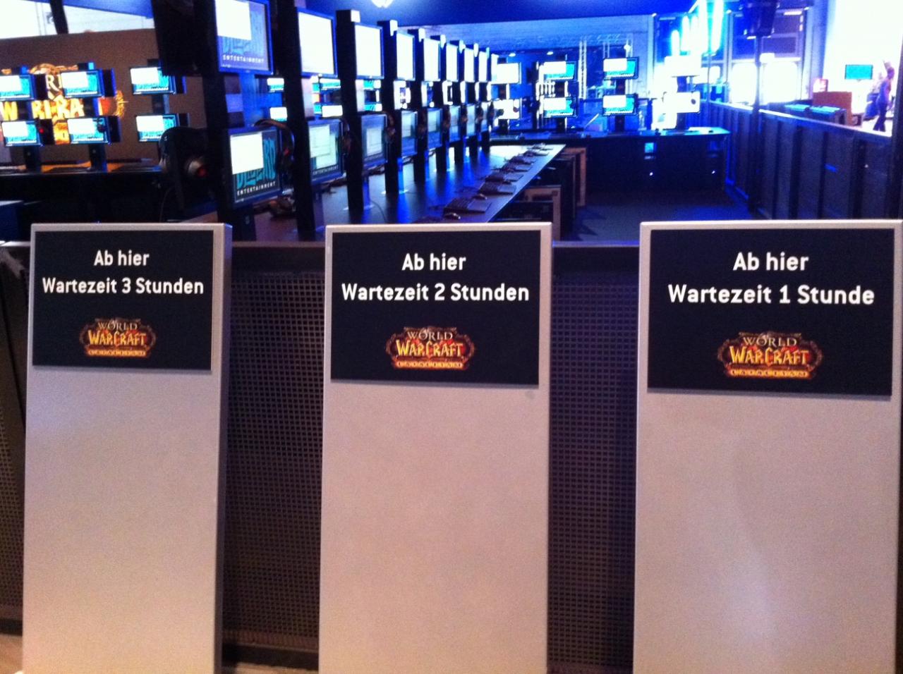 [17/08/2011] Warteschlangen: Egal ob an der Kasse, auf Gaming-Messen oder beim Mitternachtsverkauf: Anstehen nervt gewaltig! Wir wollen spielen!