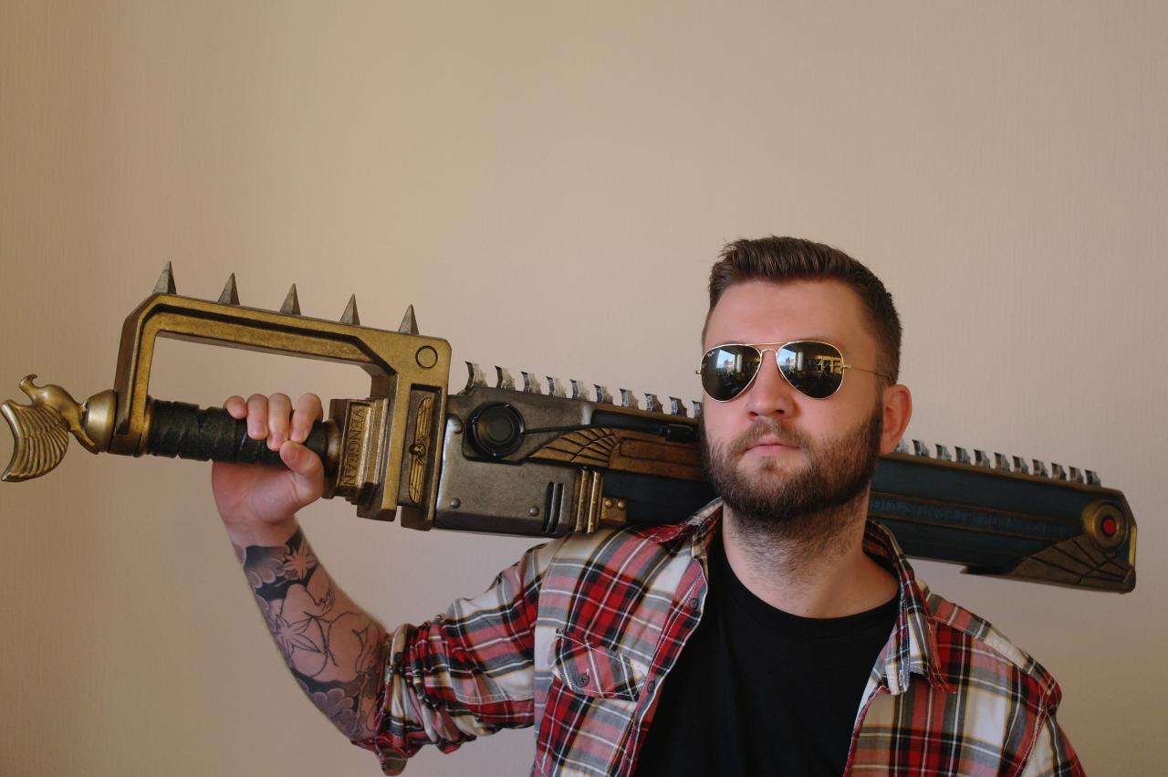 [22/09/2011] So sieht der glückliche Gewinner des Warhammer 40k-Kettensägenschwerts aus.