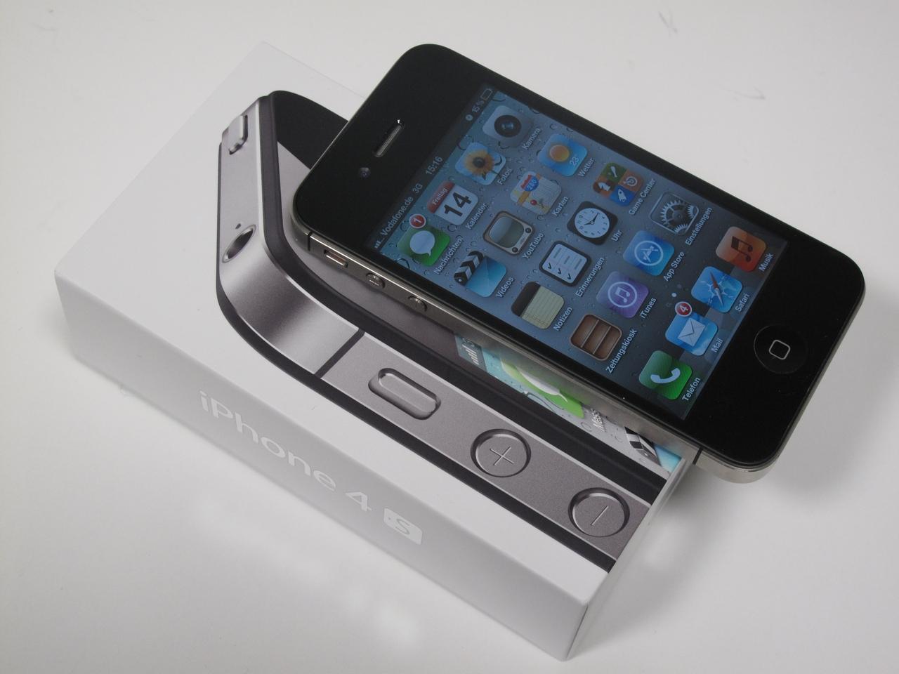 [14/10/2011] iPhone 4S - Mit dem iPhone 4S können Männer auch unterwegs Musik hören, im Internet surfen oder Siri um Rat fragen. Pluspunkt auch für Frauen: Die Männer sind immer und überall erreichbar.