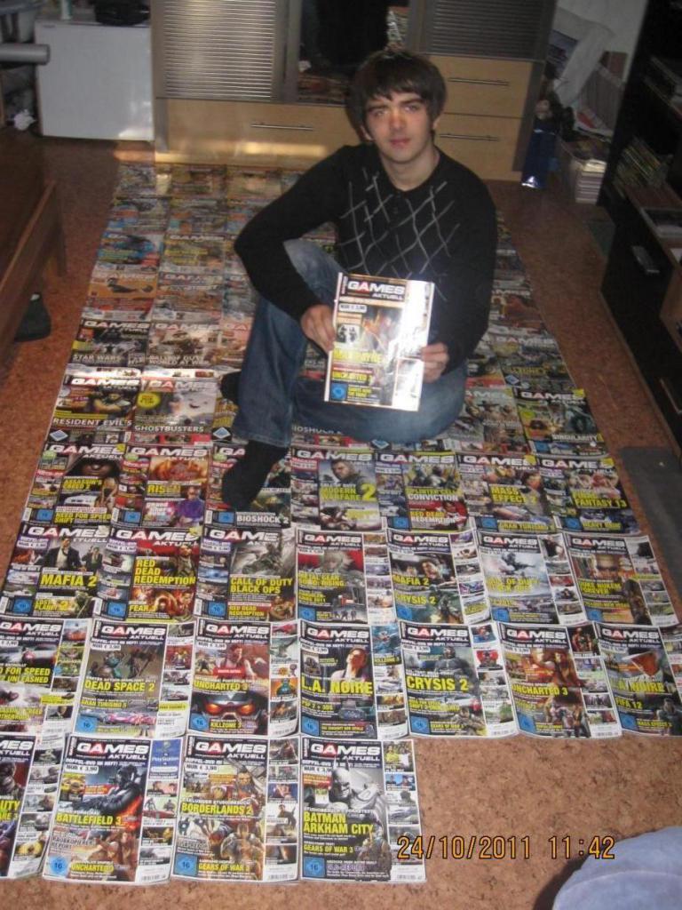 [07/11/2011] Von Zeitungen umzingelt präsentiert User Ezio-1994 voller Stolz die Jubiläumsausgabe.