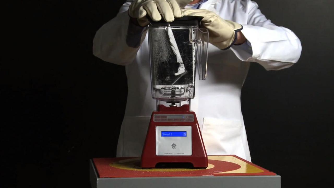 [21/03/2012] iPad 2 im Mixer. Wohl bekomms!
