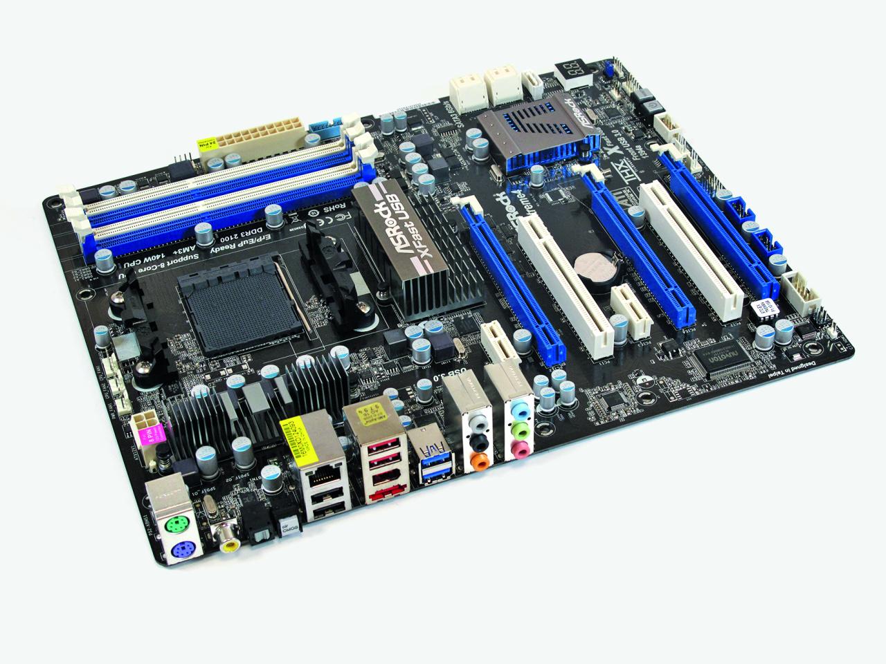 [05/04/2012] Für SLI/Crossfire sind mindestens zwei PCIe x16-Slots nötig, so wie hier die drei blauen Slots auf der rechten Mainboardhälfte