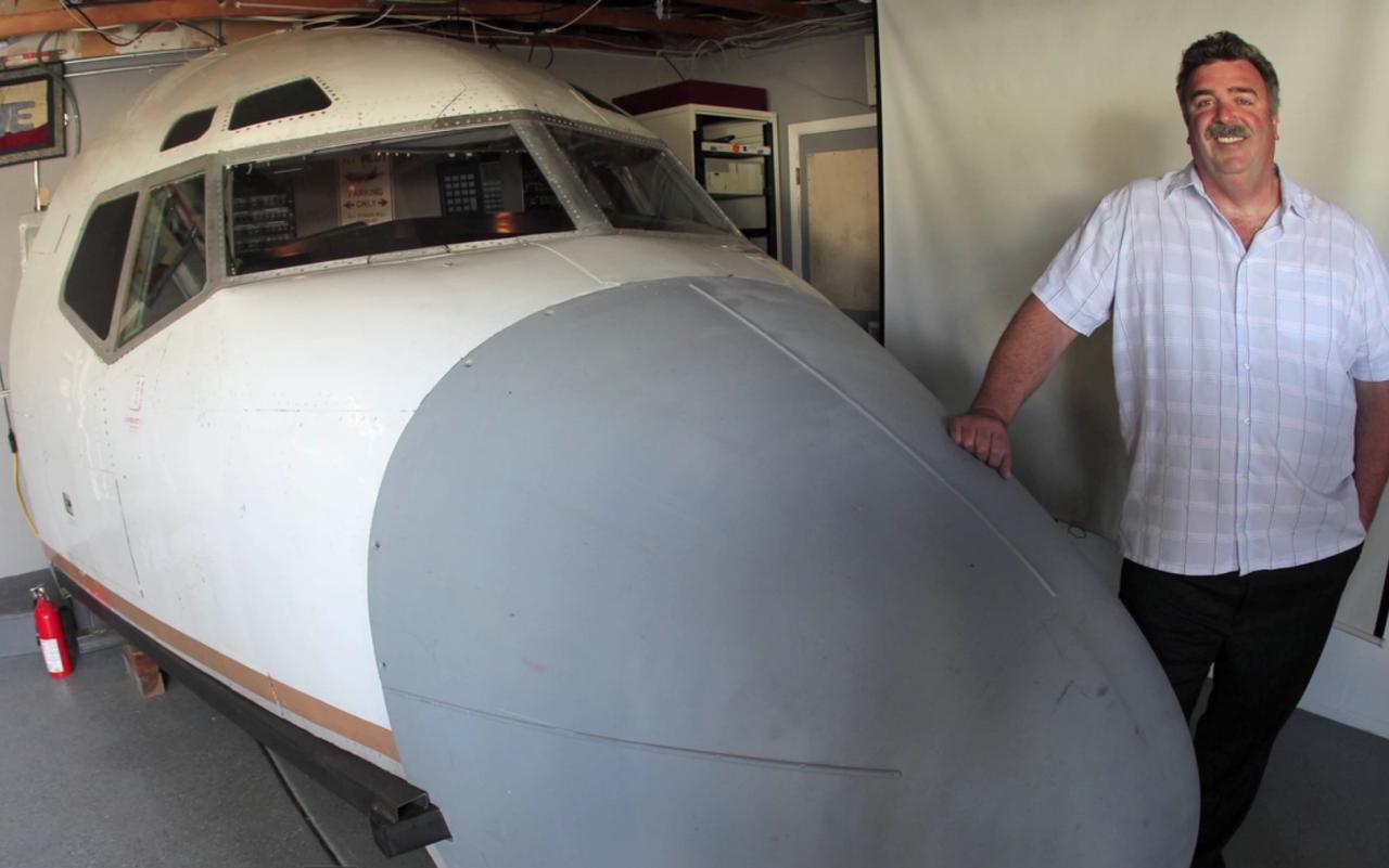 [19/04/2012] Wer schon immer mal davon geträumt hat, Pilot zu werden, ist mit James Price Flugsimulator gut bedient. Allerdings ist Flugzeugfliegen kein Zuckerschlecken und ein dickes Handbuch mit den richtigen Handgriff auswendig zu lernen, ist wahrlich kein Vergnügen.