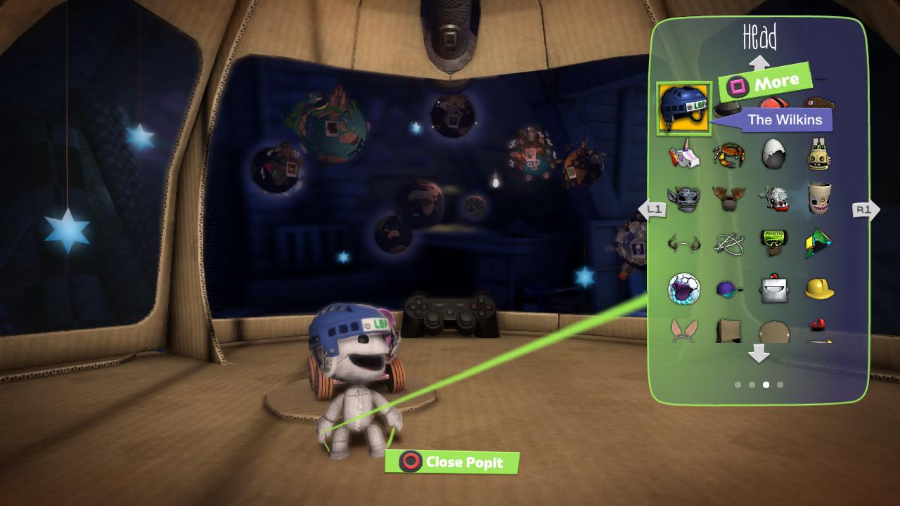 [02/05/2012] Die Welt von Little Big Planet besteht nur aus Pappkartons, auch wenn sie in unterschiedliche Formen geschnitten wurden. Da könnte man Sackboy fast um seine Heimat beneiden.