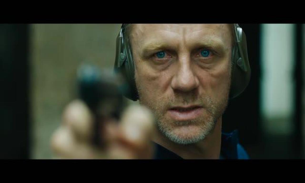 [06/08/2012] Nicht zittern: In Skyfall fällt es Bond - anders als sonst - diesmal besonders schwer, die Zielscheibe zu treffen. Er ist zumindest phasenweise ein körperliches Wrack.