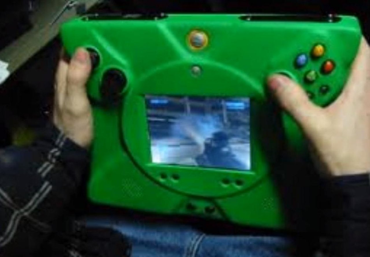 [24/08/2012] Hier sehen wir eine absolut abgefahrene Xbox 720-Interpretation. Das Gerät wurde von einem Fan sogar selbst gebaut. Dass die kommende Xbox 8 so aussehen wird, halten wir für absolut unrealistisch.