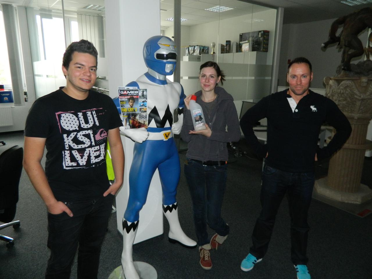 [12/10/2012] Games-Aktuell-Podcast 234: Das Talk-Trio Marco, Katha und Andy (von links), begleitet von einem Power Ranger, der die neue Games Aktuell im Arm hält. 